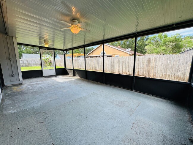 Building Photo - Charming 3 Bedroom, 2 Bath Home with Fence...