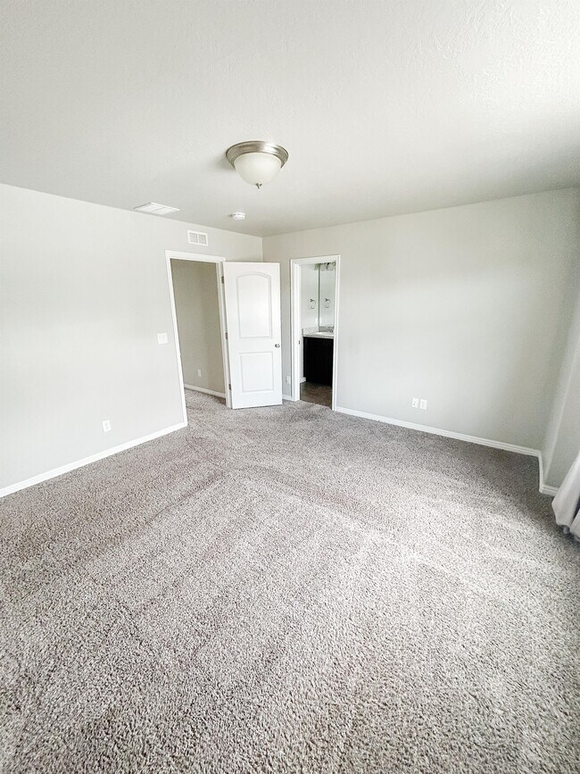 Building Photo - 707 E 380 S