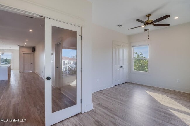 Building Photo - 238 Lovers Ln