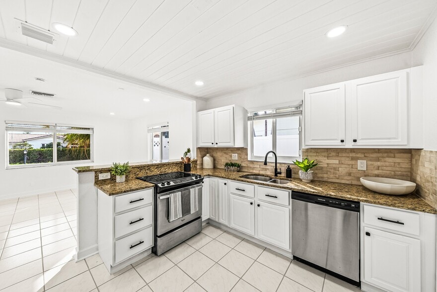 Kitchen - 17 Fayette Dr