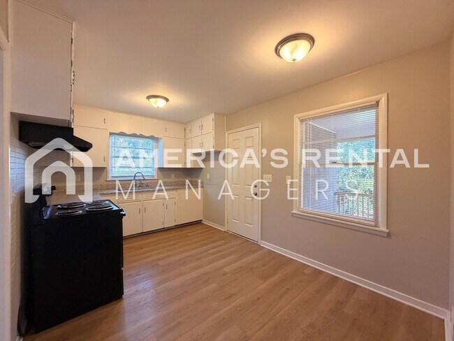 Building Photo - Half-Month Off Move-in Special! Cozy & Convenient 3-Bedroom Home for Rent! SECTION 8 FREINDLY!