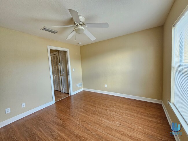 Building Photo - 117 N Evergreen Ave