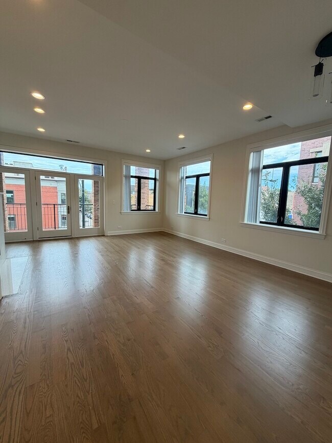 Building Photo - 1701 W Chicago Ave