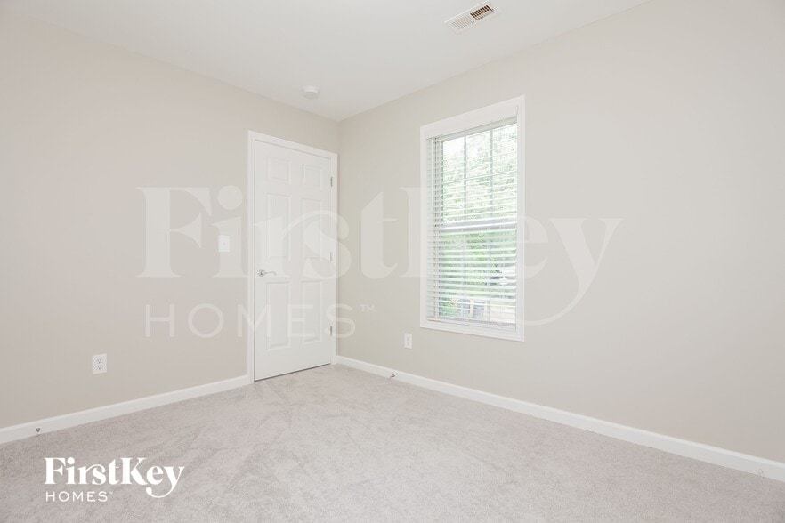 Building Photo - 3021 Seymour Dr