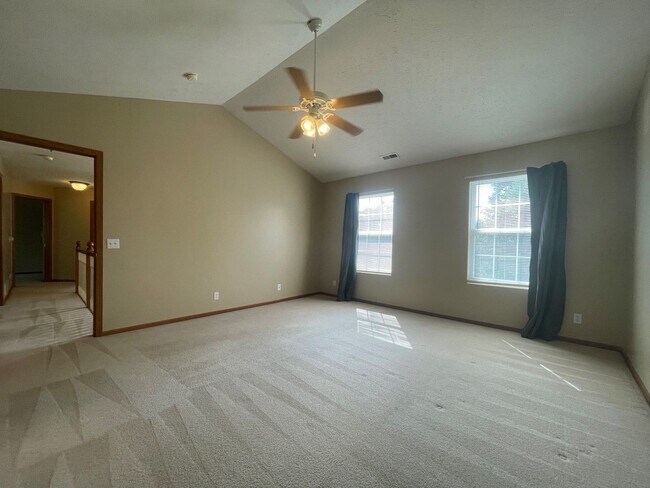 Building Photo - Large Home for rent in Bellevue