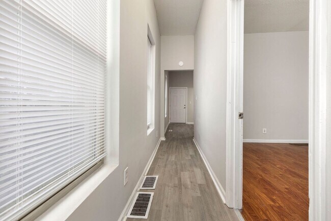 Building Photo - 726-728 W Saint Catherine Street