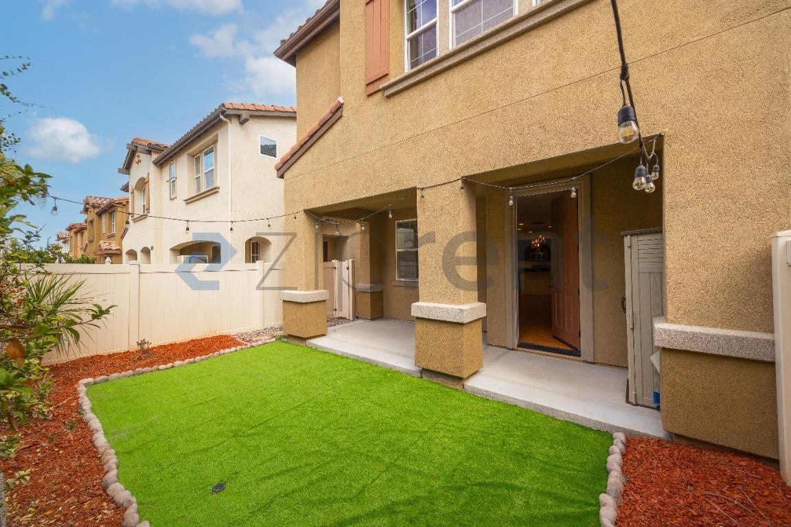 Building Photo - Unit 3