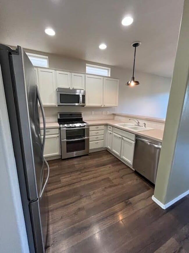 Building Photo - $500 Off first full month!!  3 Bedroom 2.5...