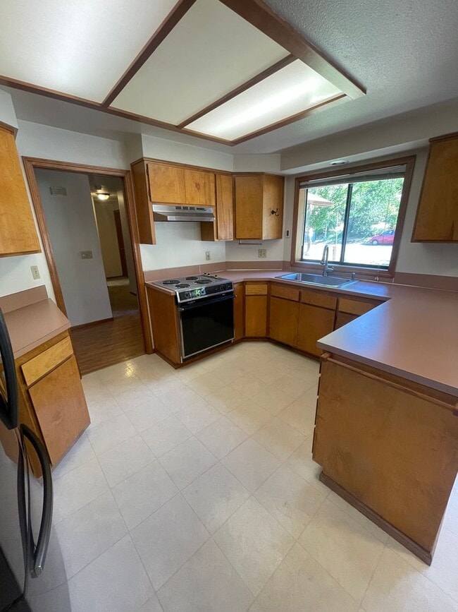 Building Photo - 3 Bedroom Home on Large Corner Lot!