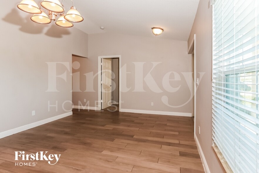 Building Photo - 526 SW Dahled Ave