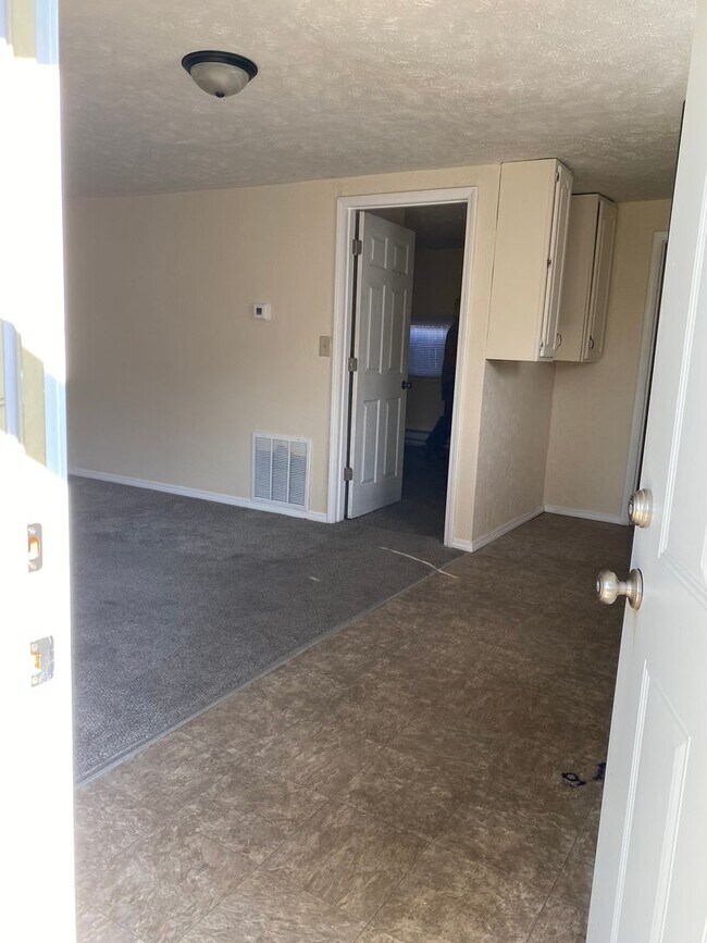 Building Photo - Cozy One bedroom Duplex located in Muncie, IN