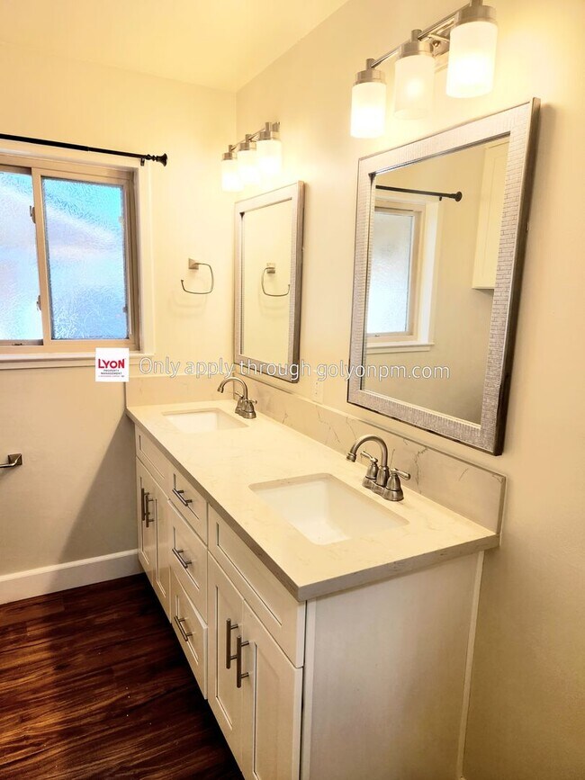 Building Photo - Beautifully Renovated Halfplex