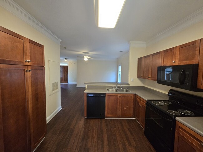 Building Photo - 2140 Lakeside Dr