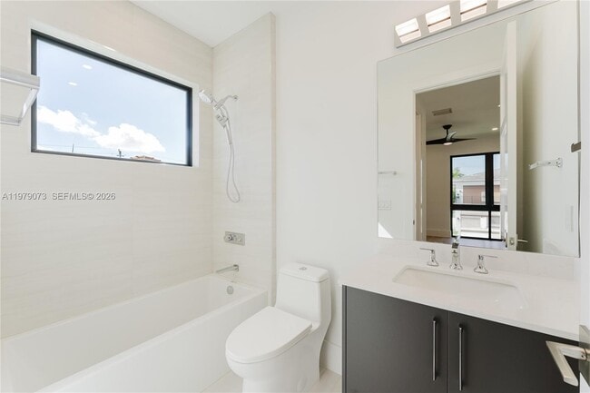 Building Photo - 464 NE 6th St