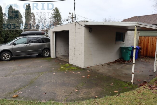 Building Photo - Charming 2 Bedroom Available in Popular N Kenton Neighborhood!