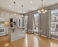 Building Photo - 2746 Laurel Cherry St