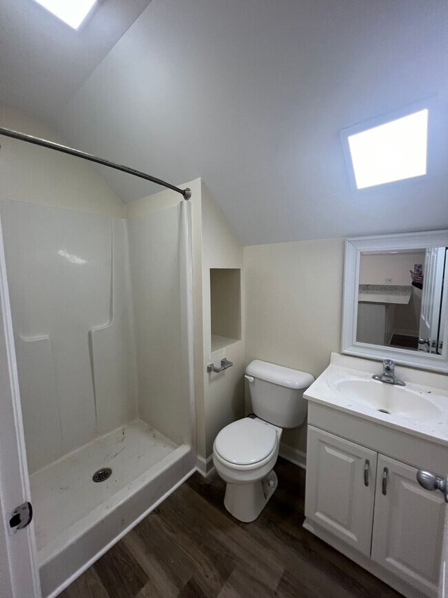 Building Photo - 1 BEDROOM STUDIO APT WALKING DISTANCE TO U...