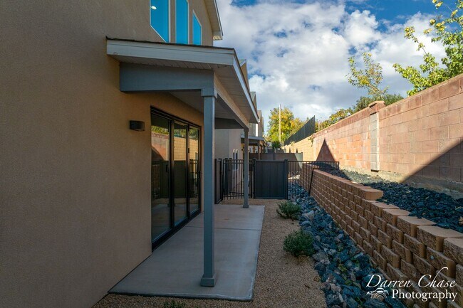 Building Photo - 4 bedroom, 2.5 bathroom townhome in Hurricane!