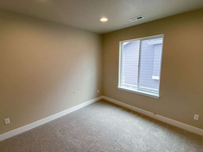 Building Photo - Stunning 4-Bedroom Duplex in Desirable Alpine Vista Neighborhood