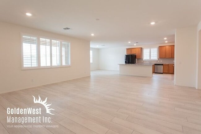 Building Photo - Bright & Airy 4 Bdm 2Ba in Quiet Neighborh...