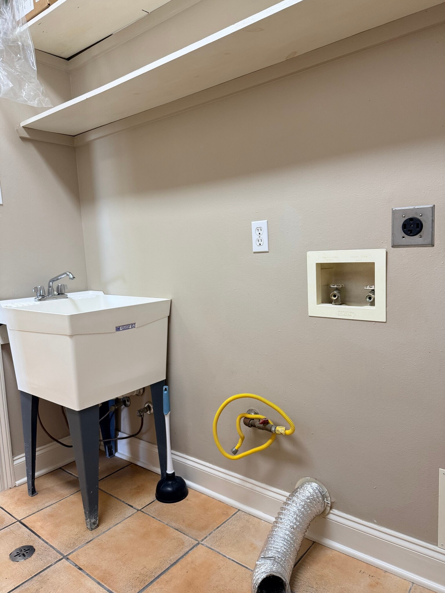 Laundry room with utility sink - 3245 Iowa Ave
