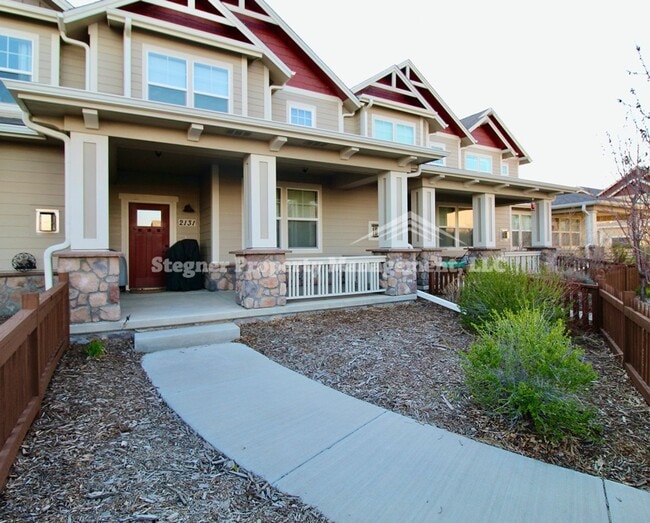 Building Photo - Incredible Townhome