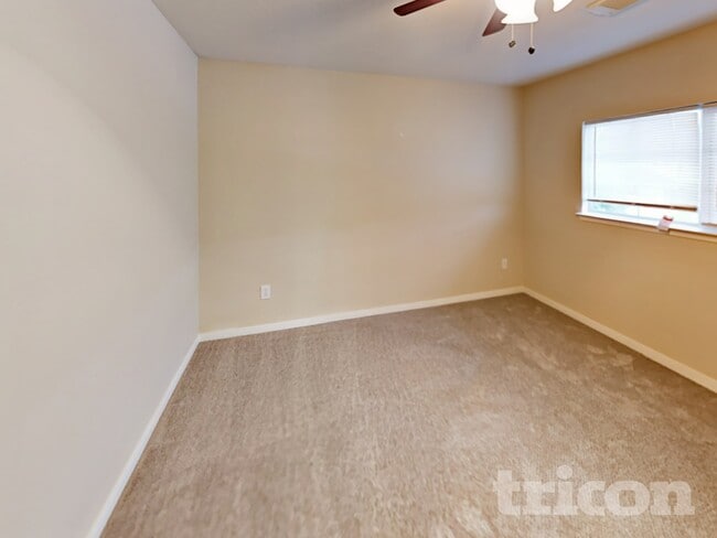 Building Photo - 410 Crosby Village Dr