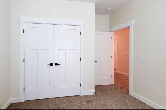 Building Photo - 2875 W Cody Dr