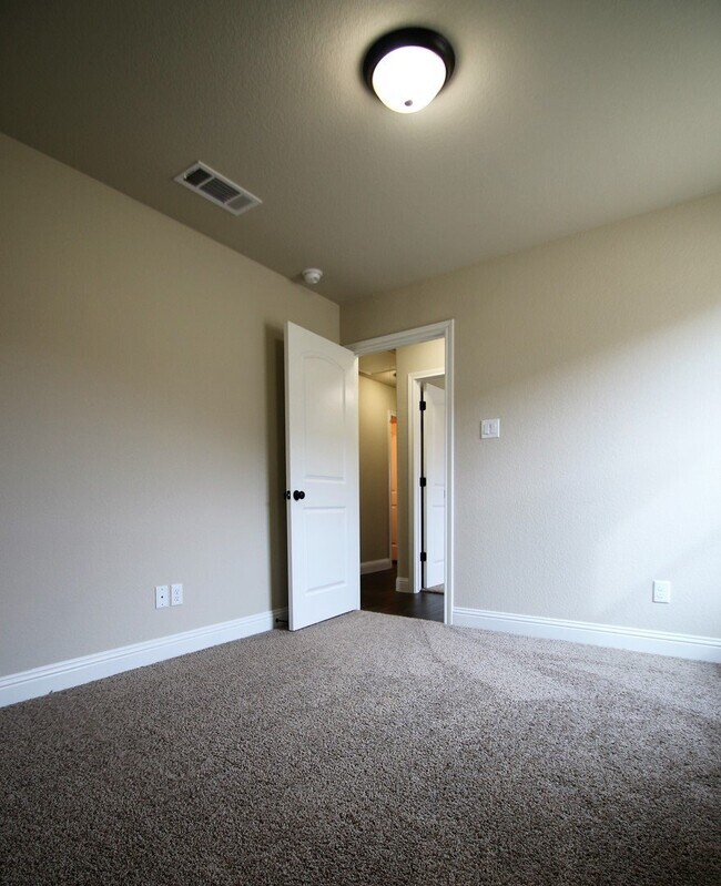 Building Photo - 158-160 Crossbow Ct