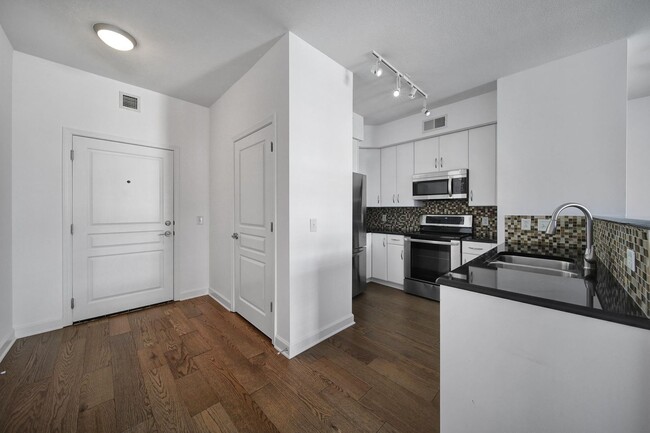 Building Photo - Beautiful 2 Bed 2 Bath Condo in Dilworth!