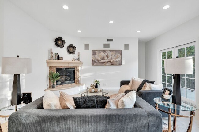 Building Photo - GORGEOUS 7 BED 6.5 BATH FOR LEASE IN BEVER...