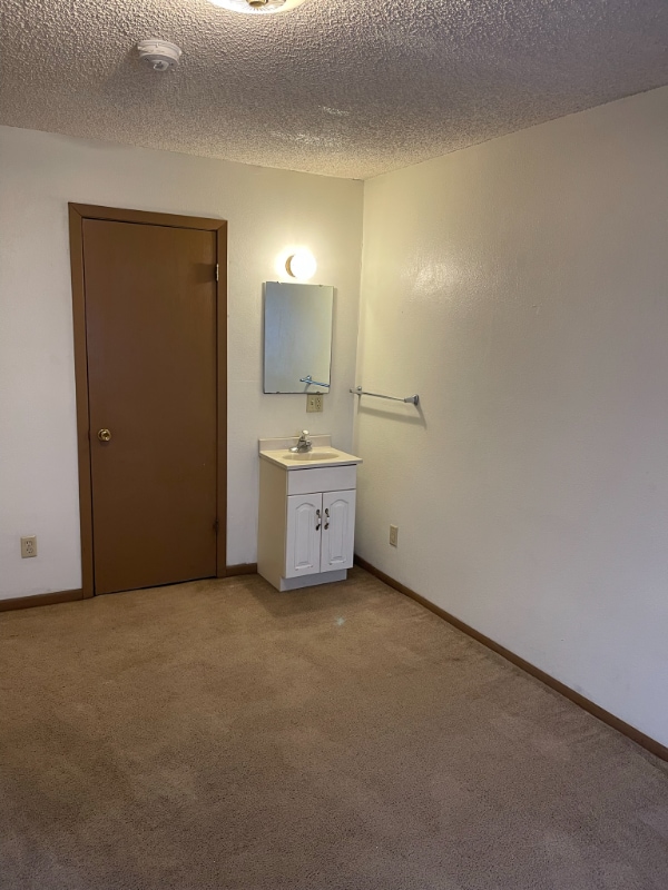 Building Photo - 932 E Washington St