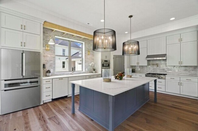 Building Photo - Luxurious 5 Bedroom, 3 Bathroom Home in Mc...