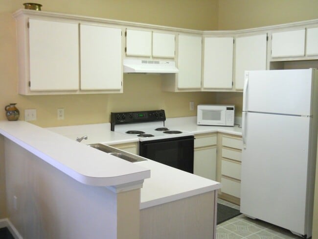 Building Photo - SPECIAL!  Fully Furnished 2 Bedroom Condo in River Oaks; 1/2 off rent second month