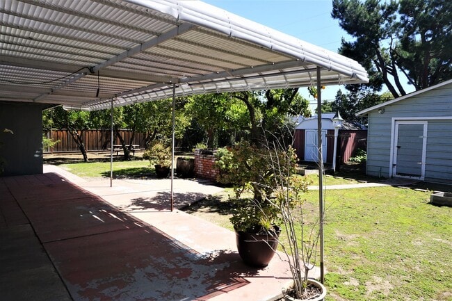 Building Photo - Well Maintained Single-Family Home in Saratoga!