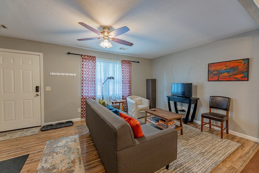 Building Photo - 19 Evesham Ln