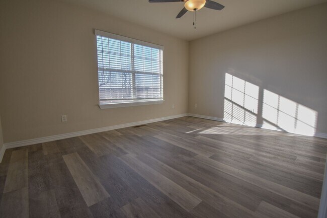 Building Photo - 2 bedroom 2.5 bath townhouse located close to schools and city park in Farmington!