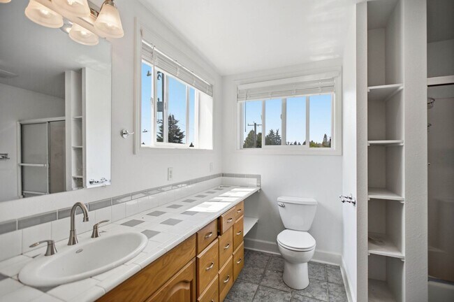 Building Photo - Steps from Green Lake ,6 bed 3 bath home with 2 kitchens and 2 laundry rooms.