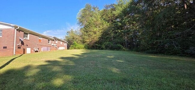 Building Photo - Renovated 2BD/1BA Duplex in Granite Falls!