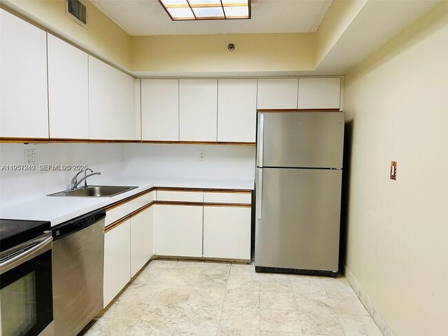 Building Photo - 3600 Mystic Pointe Dr