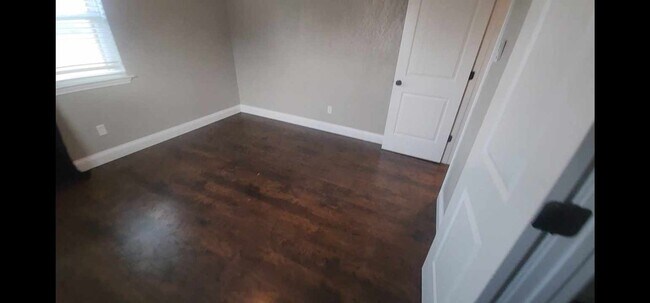 Building Photo - Granbury TX ; 2 bed 1 bath duplex! Water provided