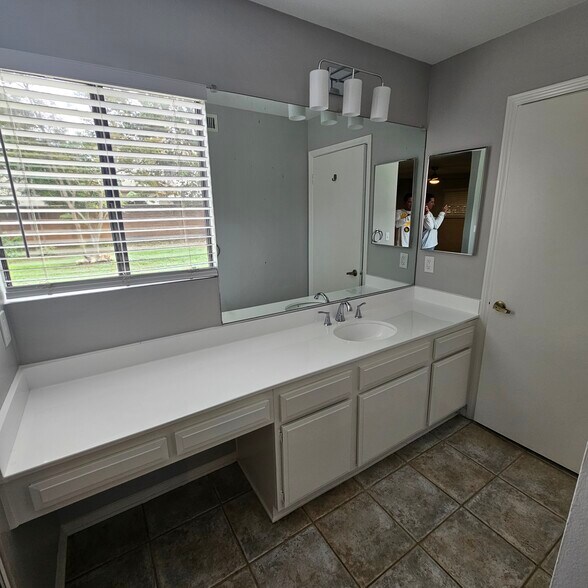 Master Bath - 8638 Collett Ave