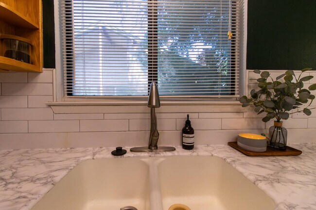 Building Photo - 1609 Ronstan Dr