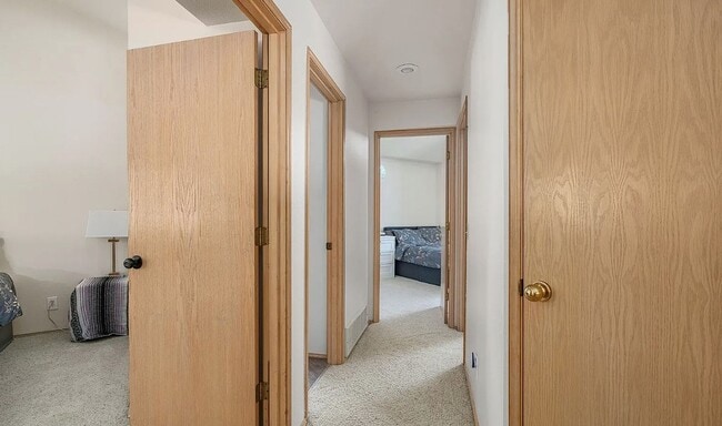 Building Photo - Updated Kent home with outstanding backyard