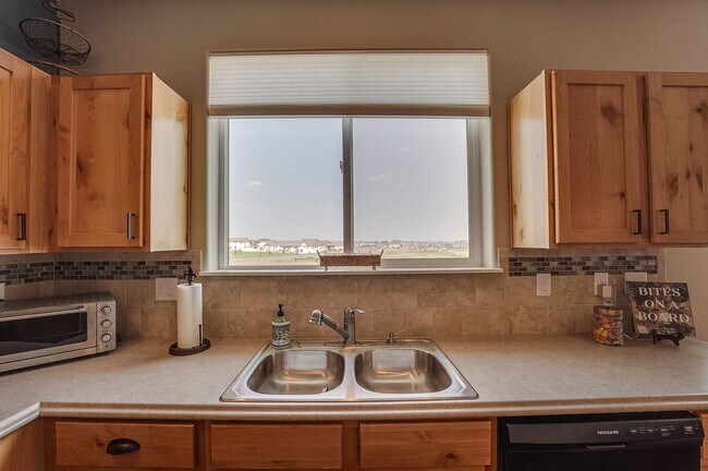 Building Photo - Beautiful 4 Bed, 3 1/2 Bath House in Sever...