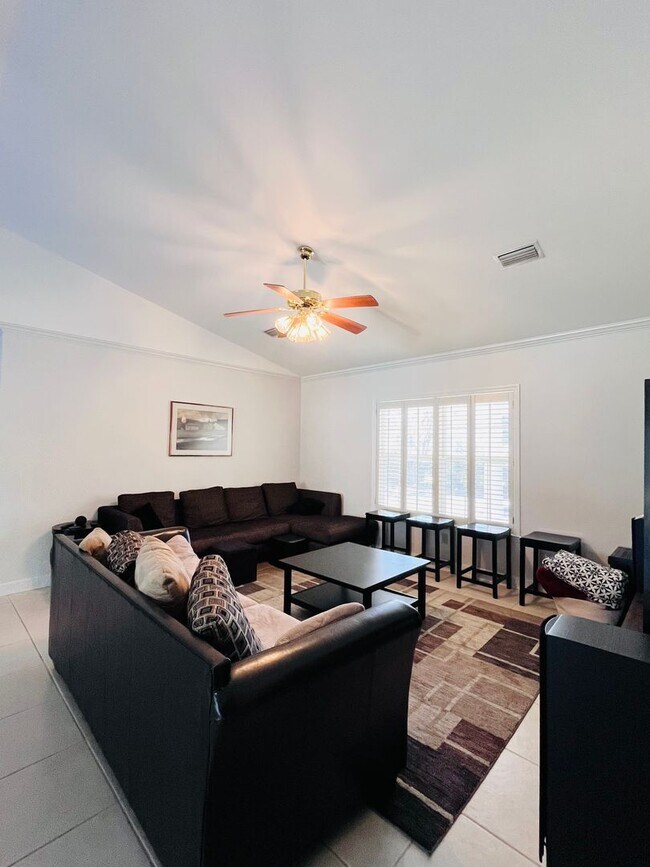 Building Photo - Fabulous 3 Bed/2 Bath with 2 car garage home