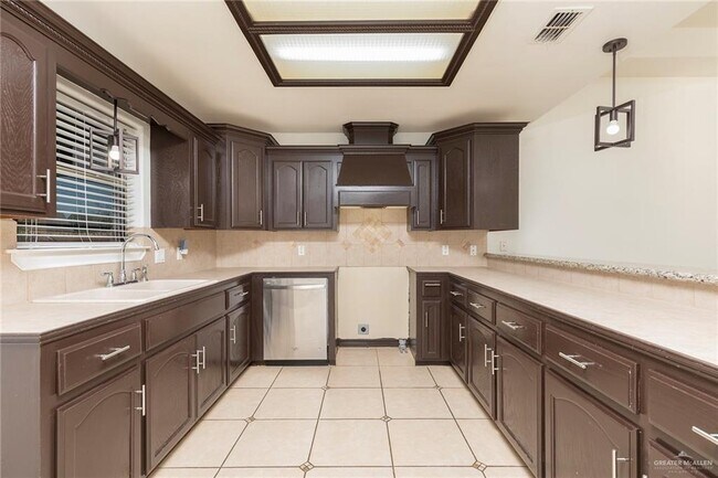 Building Photo - 22 Miranda Ln