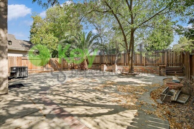 Building Photo - 7956 Robinson Dr