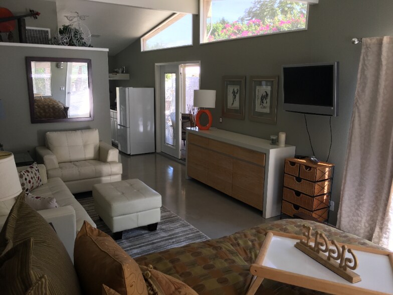 Building Photo - 777 E San Lorenzo Rd