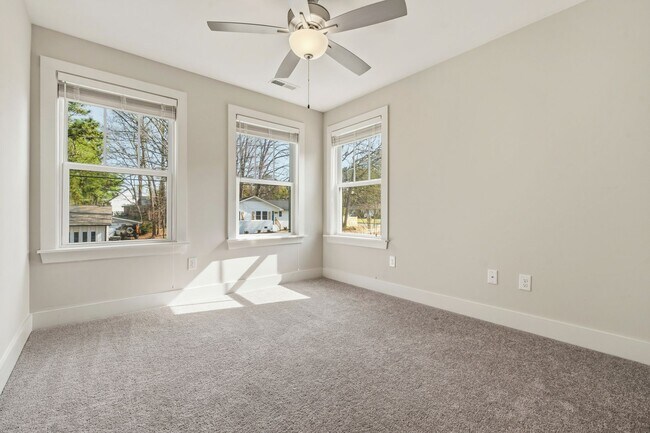 Building Photo - APPLICATIONS PENDING - Gorgeous 4be/3ba With Fenced-In Backyard